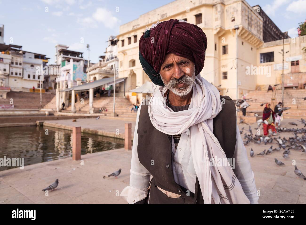 Pushkar / Indien - 6. März 2020: Porträt des Mannes mit grauen Schnurrbart und typischen Rajasthani Turban in der Umgebung des heiligen See von Pushkar Stockfoto