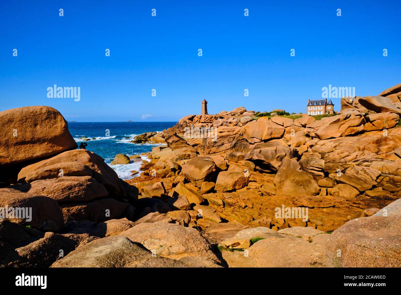 Frankreich, Côtes-d'Armor (22), Perros-Guirec, Ploumanac'h, côte de Granit Rose, Pointe de Squewel, auf dem Douaniers-Pfad oder Chemin de Grande Randonnée GR Stockfoto