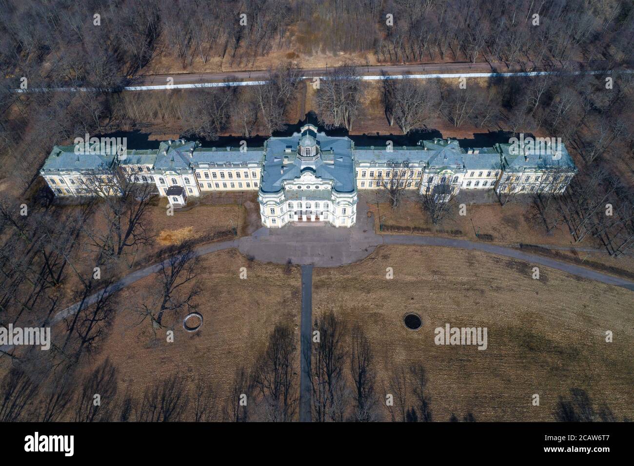 Über dem alten Znamenski Palast an einem Märztag (Luftaufnahme). Herrenhaus "Znamenka", Stadtteile von St. Petersburg, Russland Stockfoto