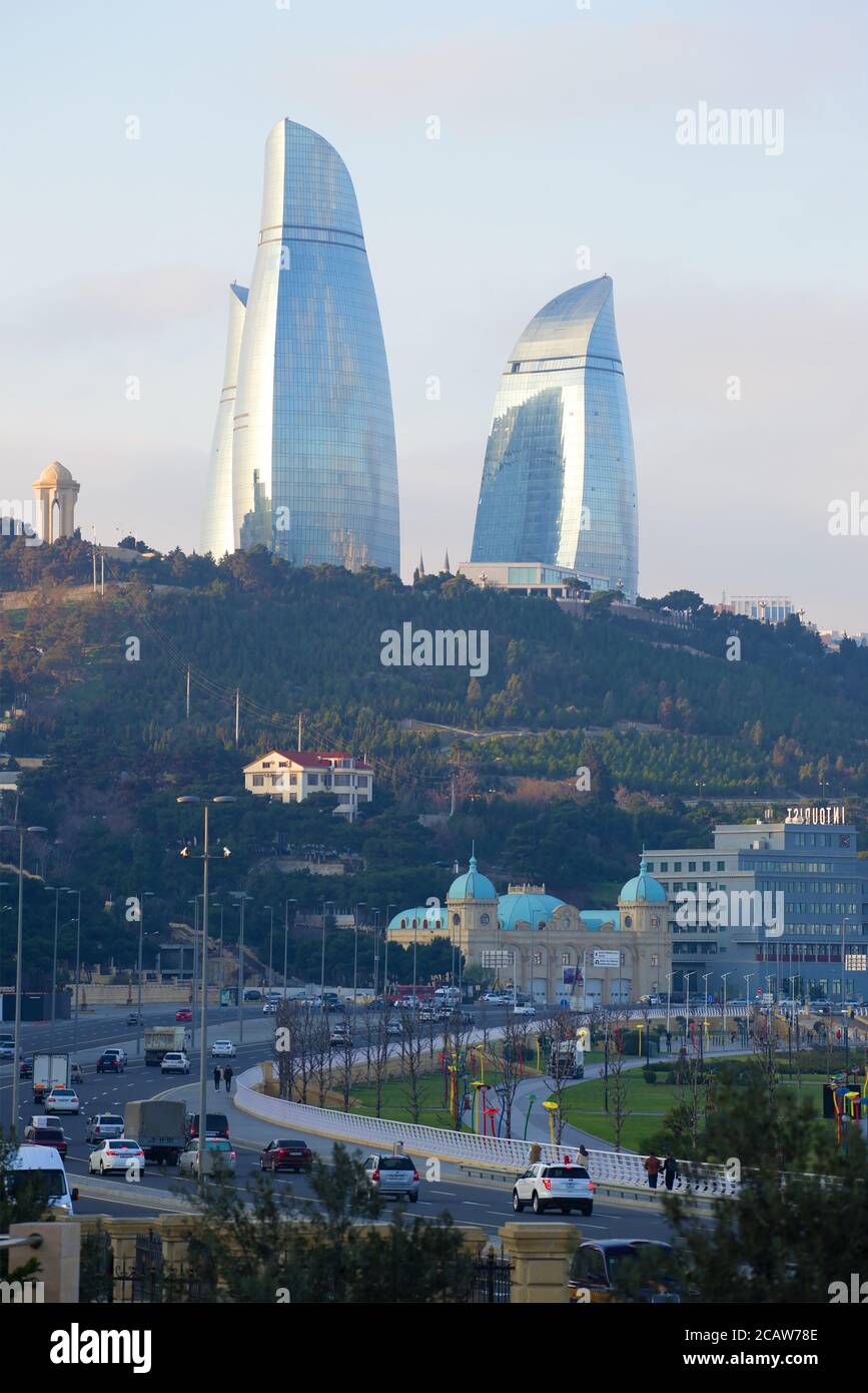 BAKU, ASERBAIDSCHAN - 29. DEZEMBER 2017: Am Morgen des Dezember ragt die Flamme über der Neftchilar Avenue Stockfoto