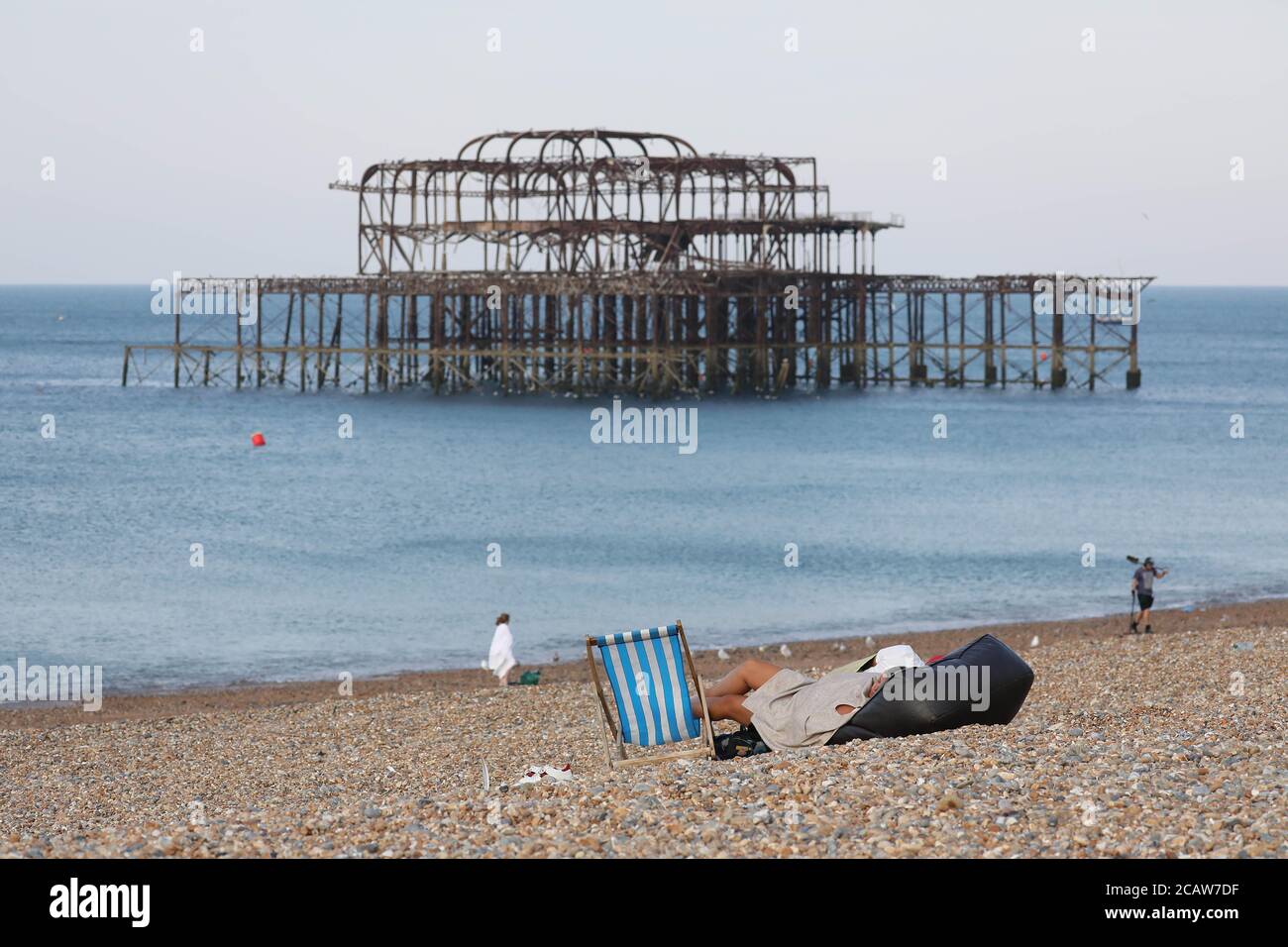 Brighton, Großbritannien. August 2020. Ein Paar ist heute früh am Morgen am Brighton Beach abgestürzt. Kredit: James Boardman/Alamy Live Nachrichten Stockfoto