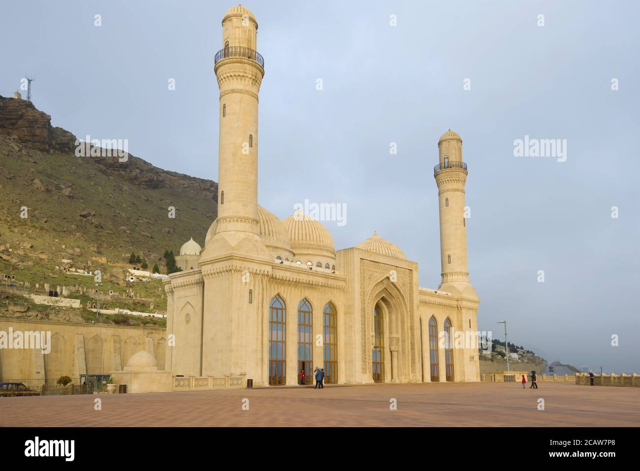 Schiitische Bibi-Heybat-Moschee am bewölkten Januarmorgen. Shikhovo, Baku Stockfoto