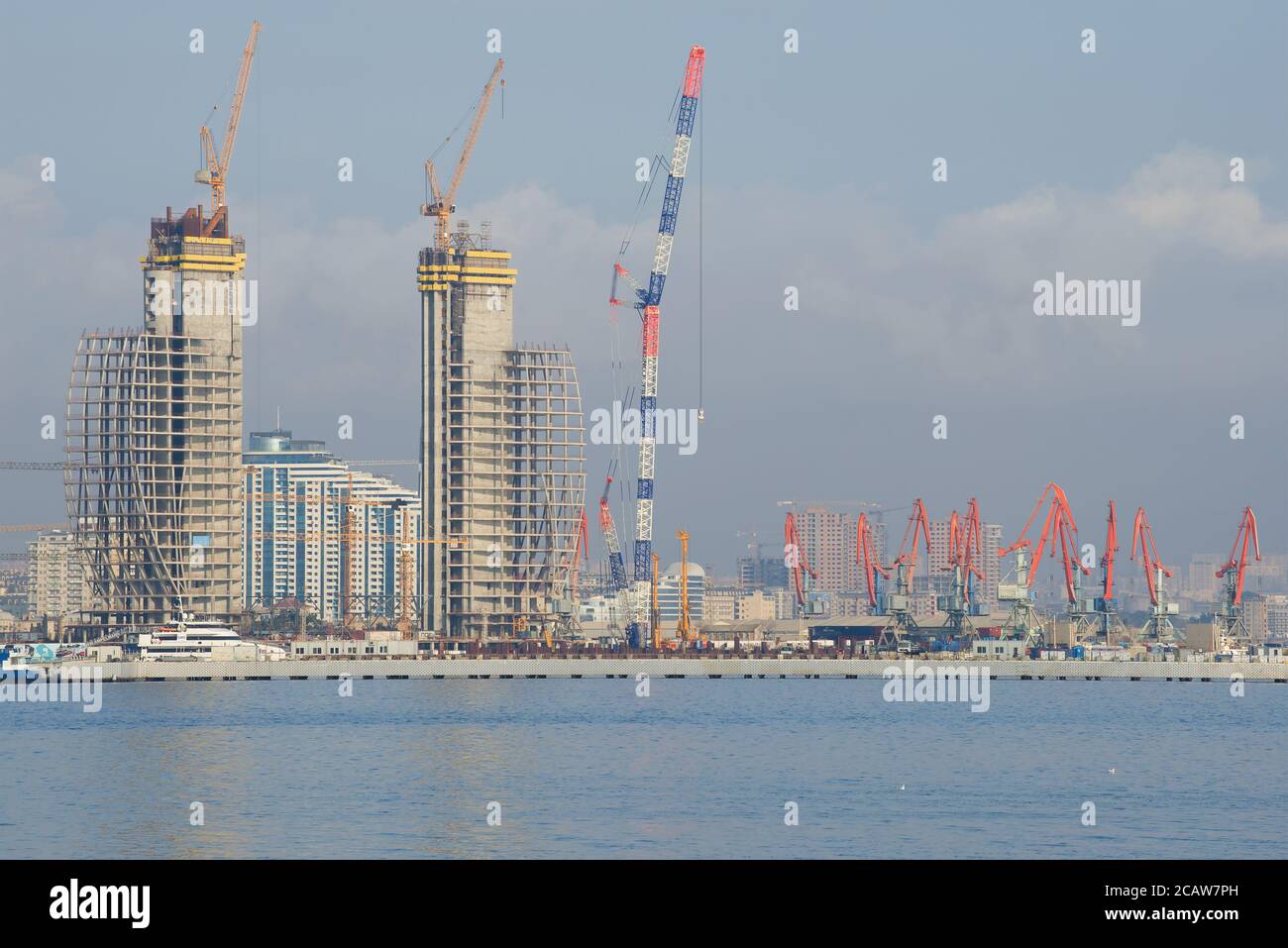 BAKU, ASERBAIDSCHAN - 04. JANUAR 2018: Blick vom Kaspischen Meer auf den Bau des modernen Baku Stockfoto