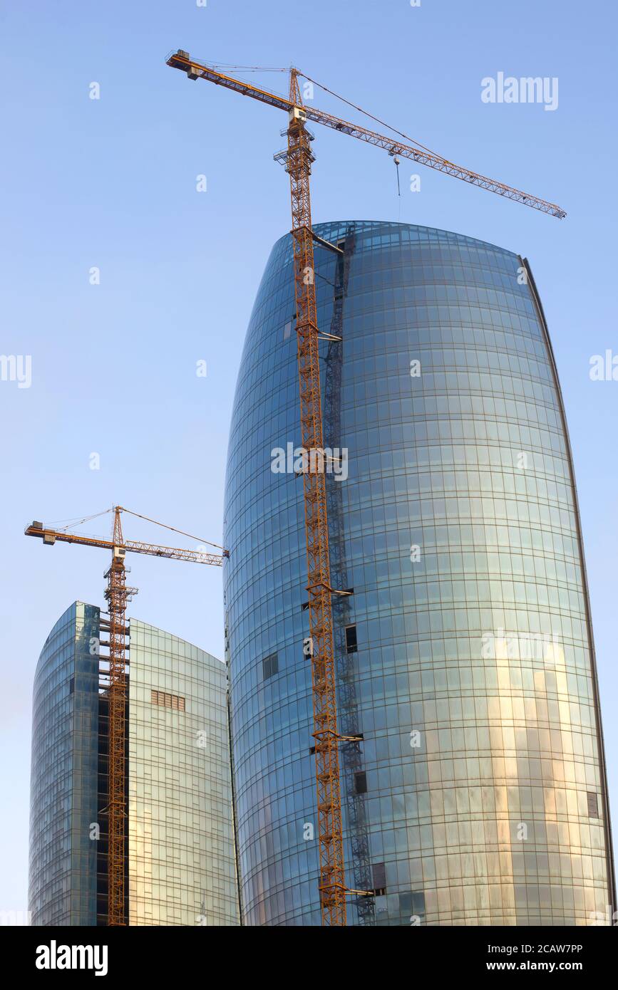 BAKU, ASERBAIDSCHAN - 04. JANUAR 2018: Hebekrane für den Bau moderner Hochhäuser Stockfoto