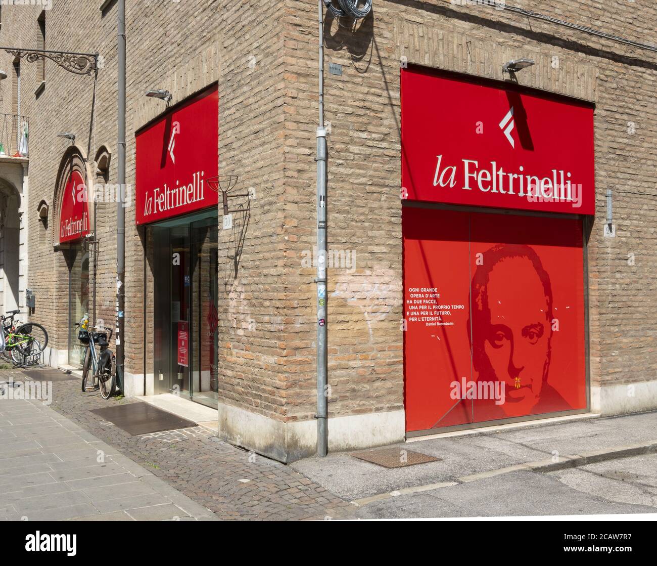 Ferrara, Italien. August 2020. Das Schaufenster des Markenladens La Feltrinelli im Zentrum von Ferrara, Italien Stockfoto