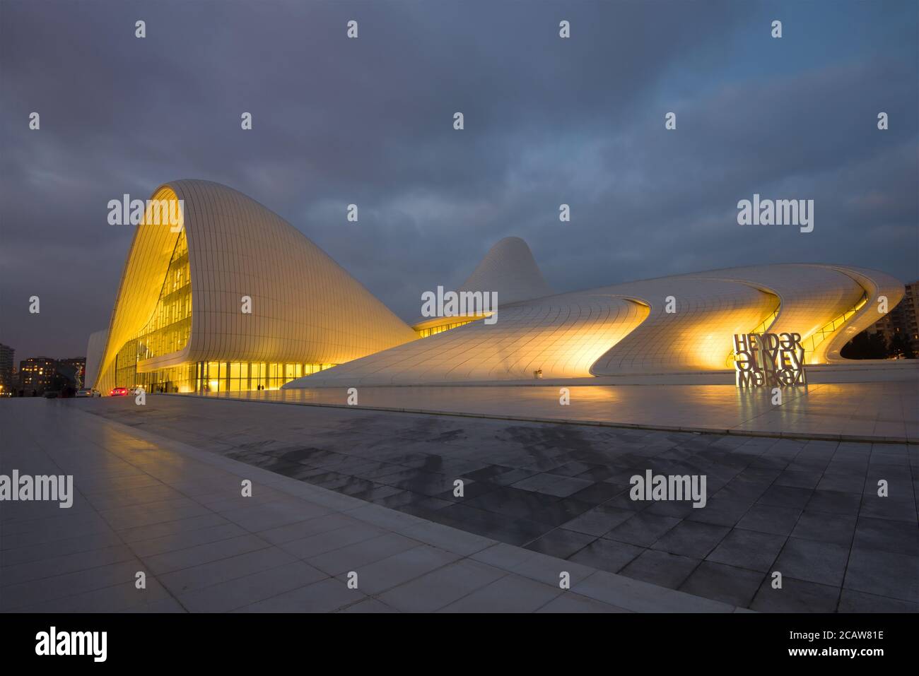 BAKU, ASERBAIDSCHAN - 05. JANUAR 2018: Heydar Aliyev Center in der Januardämmerung Stockfoto