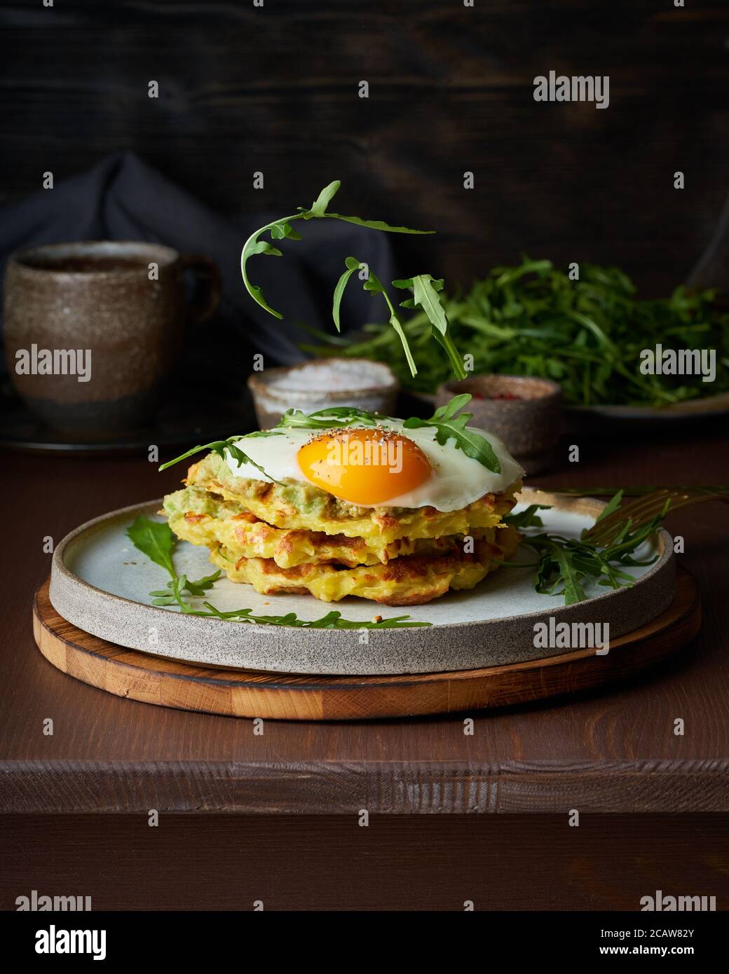 Levitation. Herzhaftes, fettes Frühstück. Dunkelbrauner Tisch. Nahaufnahme, vertikal, Kopierbereich Stockfoto