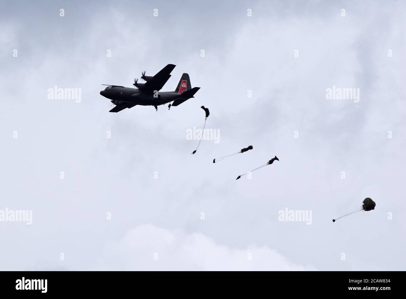 Fallschirmabwurf von C-130 Hercules Transportflugzeug im Rahmen der D Tag 100 gedenkfeiern, Sonnerville, Frankreich Stockfoto