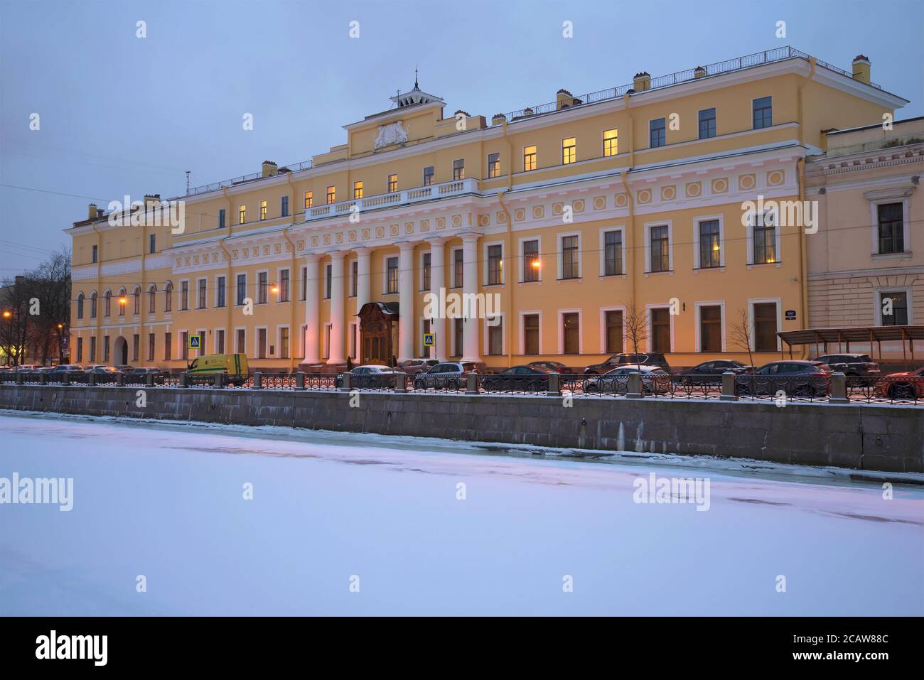 ST. PETERSBURG, RUSSLAND - 30. JANUAR 2018: Das Gebäude des Yusupov-Palastes in der Winterdämmerung Stockfoto