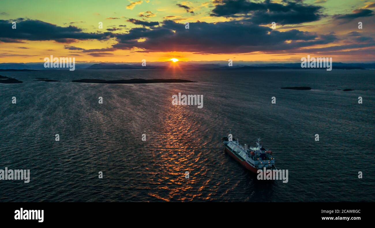 sonnenaufgang über der Meeresbucht mit einem Schiff vor Anker Stockfoto