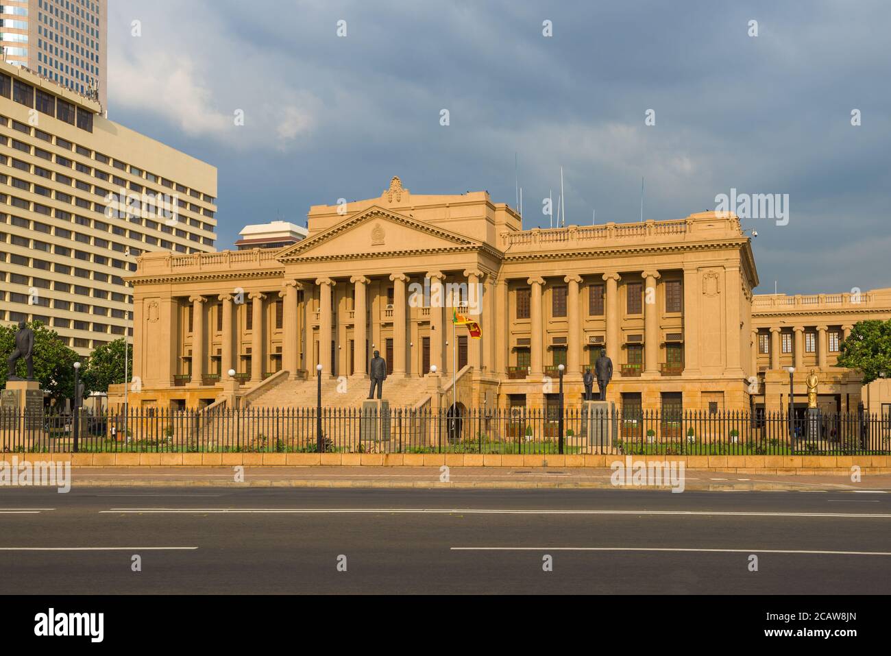COLOMBO, SRI LANKA - 21. FEBRUAR 2020: Blick auf das alte Parlamentsgebäude an einem sonnigen Abend Stockfoto