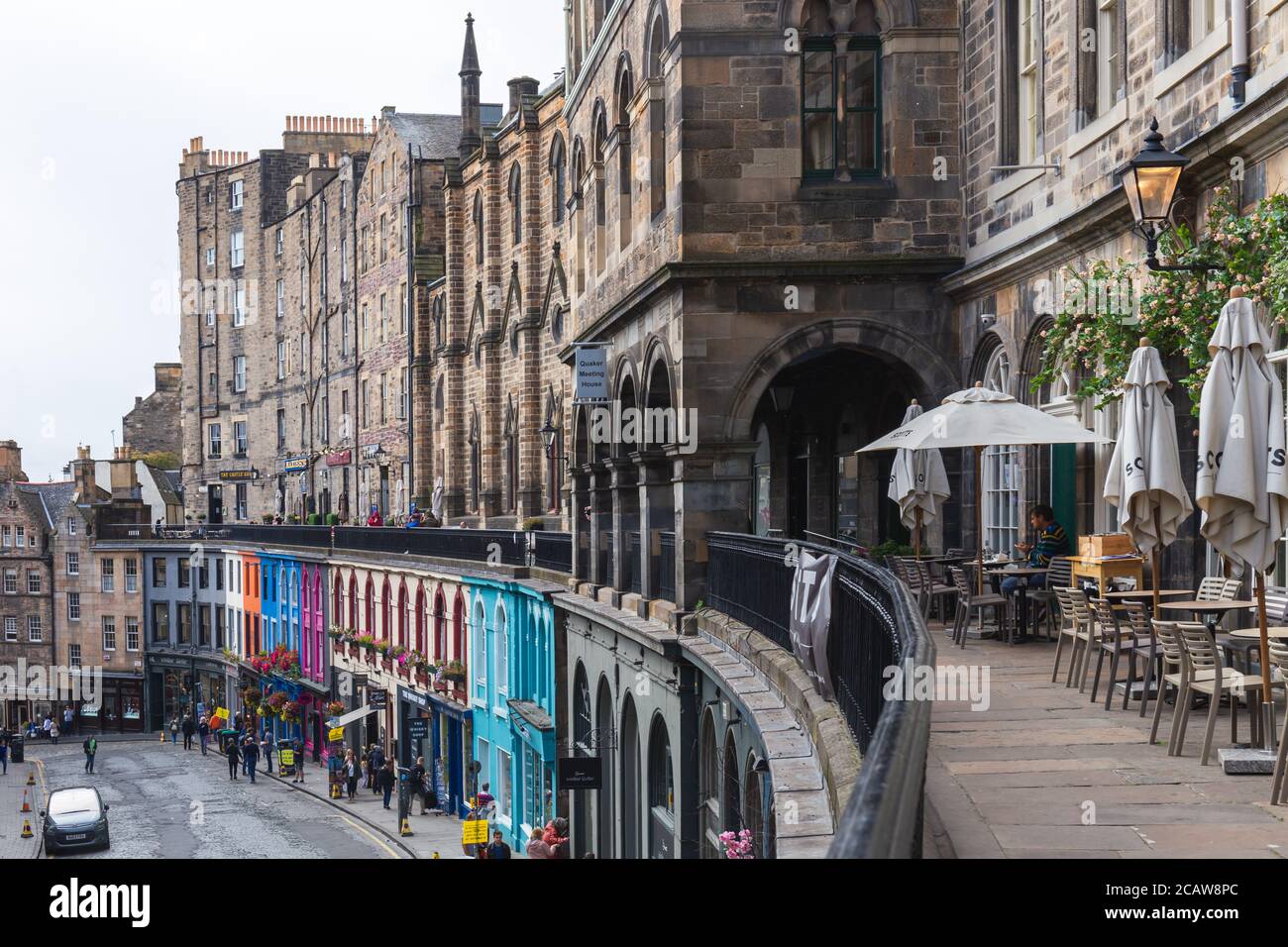 [Edinburgh, Schottland - Aug 2020] Edinburgh West Bow und Victoria Street mit bunten Geschäften in der Altstadt Stockfoto