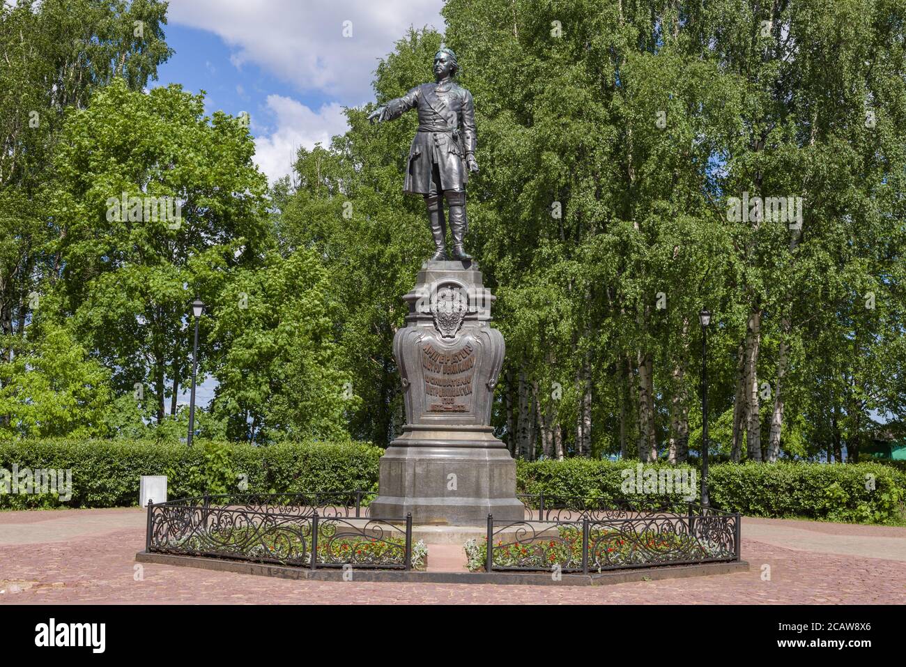 Denkmal für Peter den Großen (1873) auf einem Stadtplatz an einem sonnigen Junitag. Petrosawodsk, Russland Stockfoto