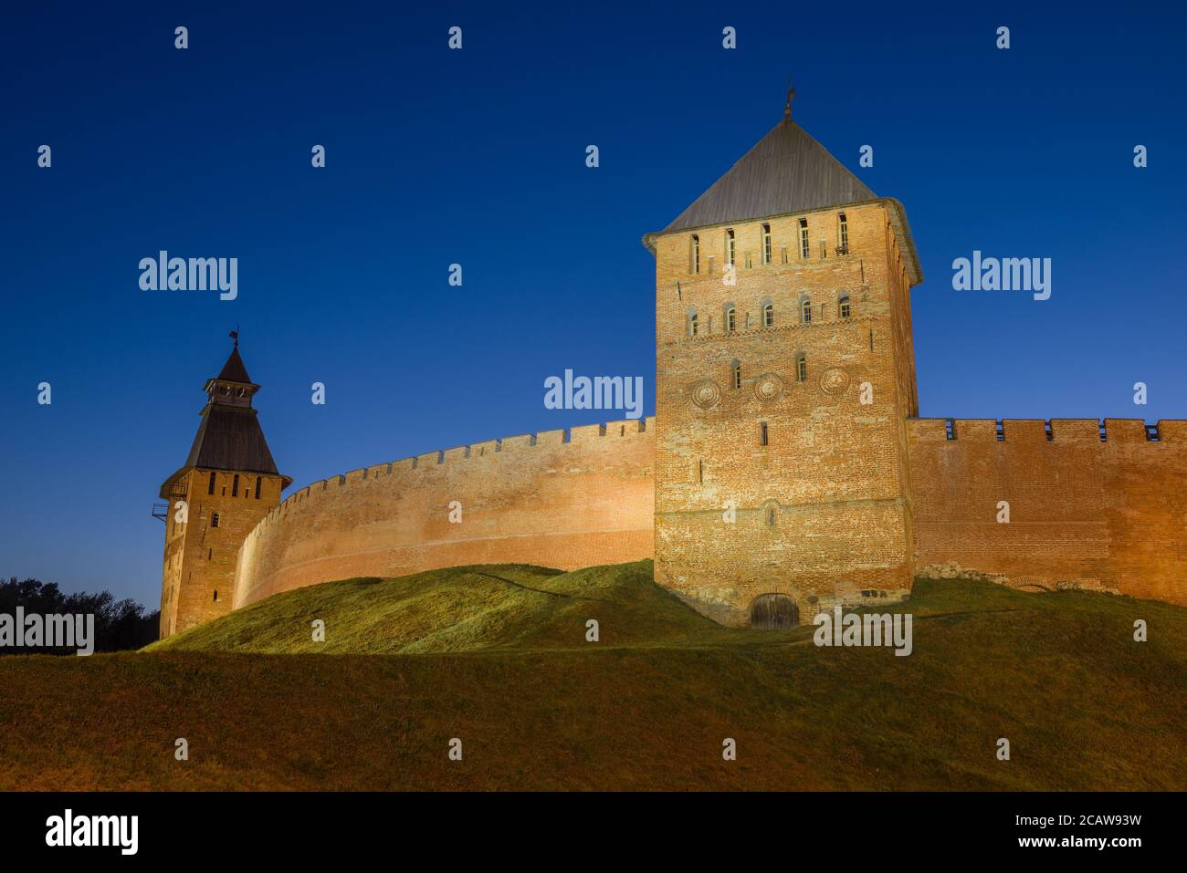 Türme und Mauern des Kremls von Weliki Nowgorod in einer Julinacht. Russland Stockfoto