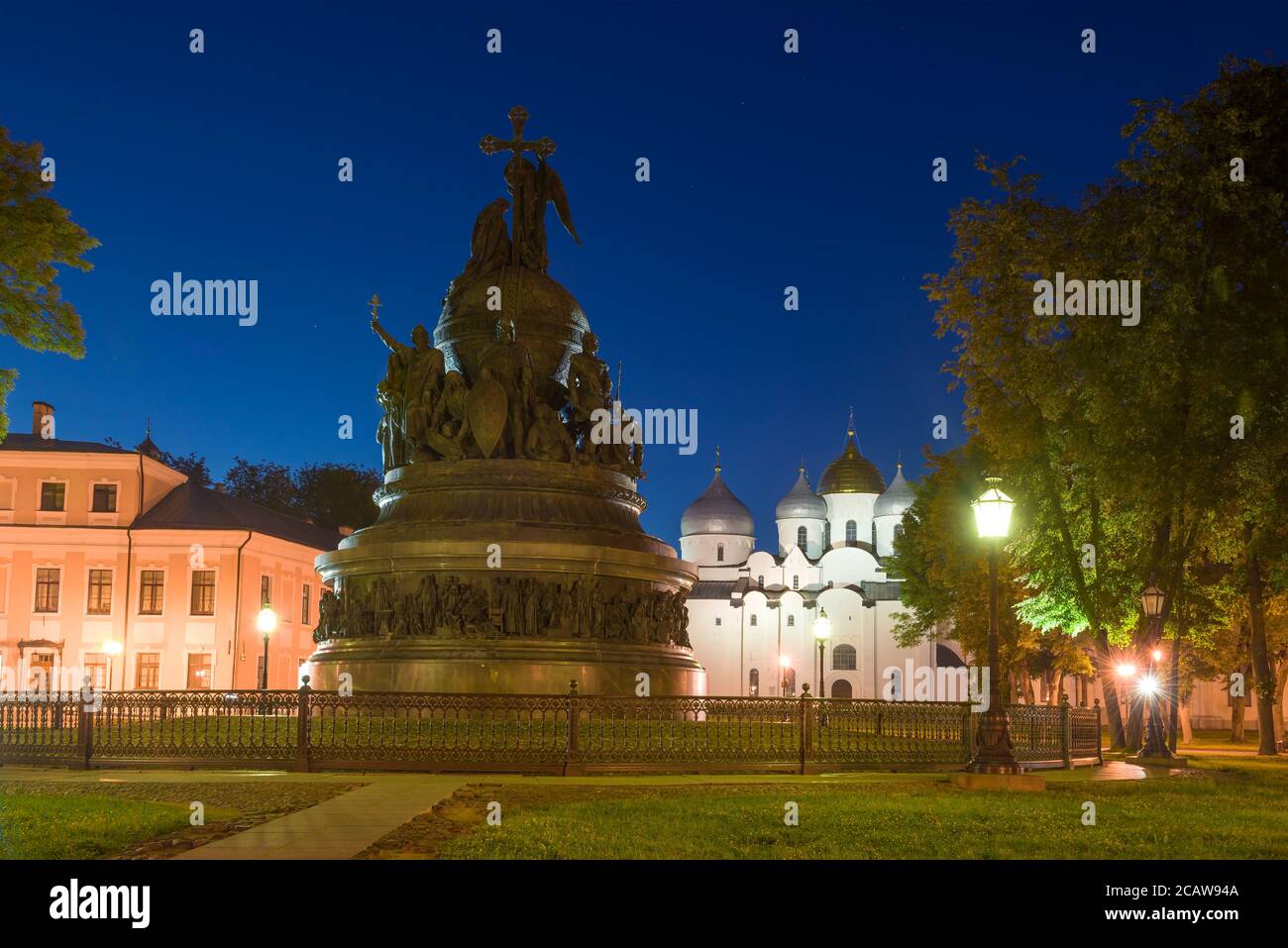 Denkmal "Millenium von Russland" und St. Sophia-Kathedrale in der Nacht zum Juli. Kreml von Weliki Nowgorod, Russland Stockfoto