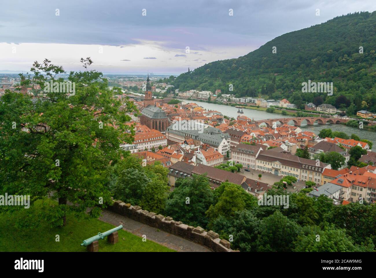 Luftaufnahme vom Schloss Heidelberg auf die Altstadt, die Heilig-Geist-Kirche, den Neckar und die Alte Brücke. Heidelberg, Deutschland. Stockfoto