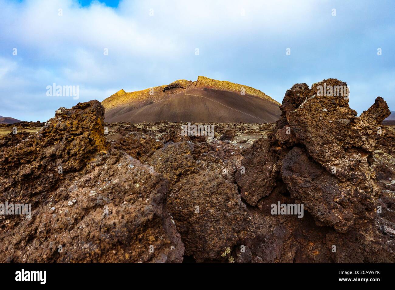 Karge Vulkanlandschaft mit dem Vulkan El Cuervo ('der Rabe') im Naturpark Los Volcanes auf Lanzarote, Kanarische Inseln, Spanien. Stockfoto