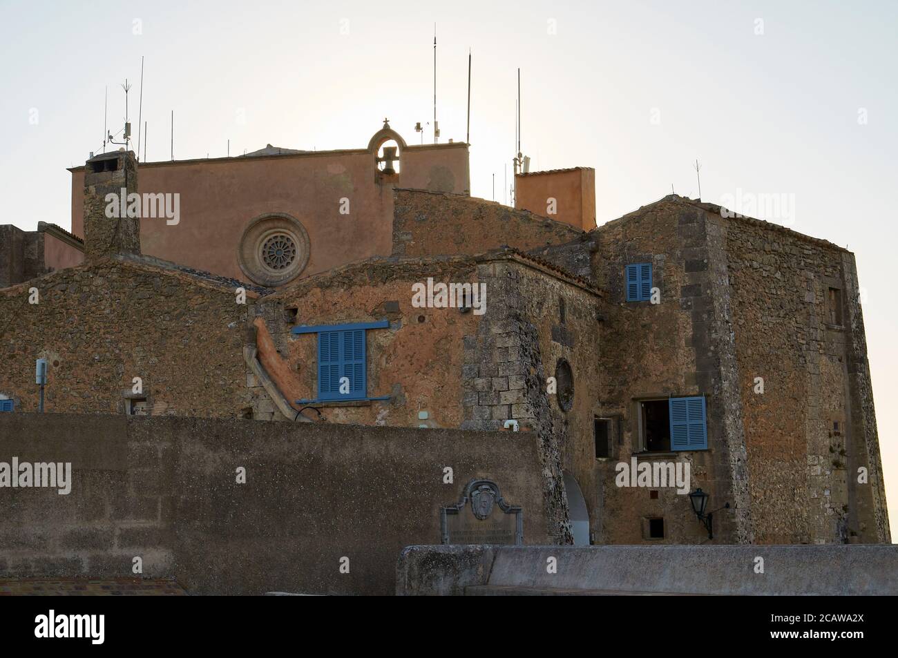 Sonnenuntergang auf dem Dach des gotischen katholischen Klosters Sant Salvador aus dem 18. Jahrhundert in der Wallfahrtskirche Sant Salvador (Felanitx, Mallorca, Balearen, Spanien) Stockfoto