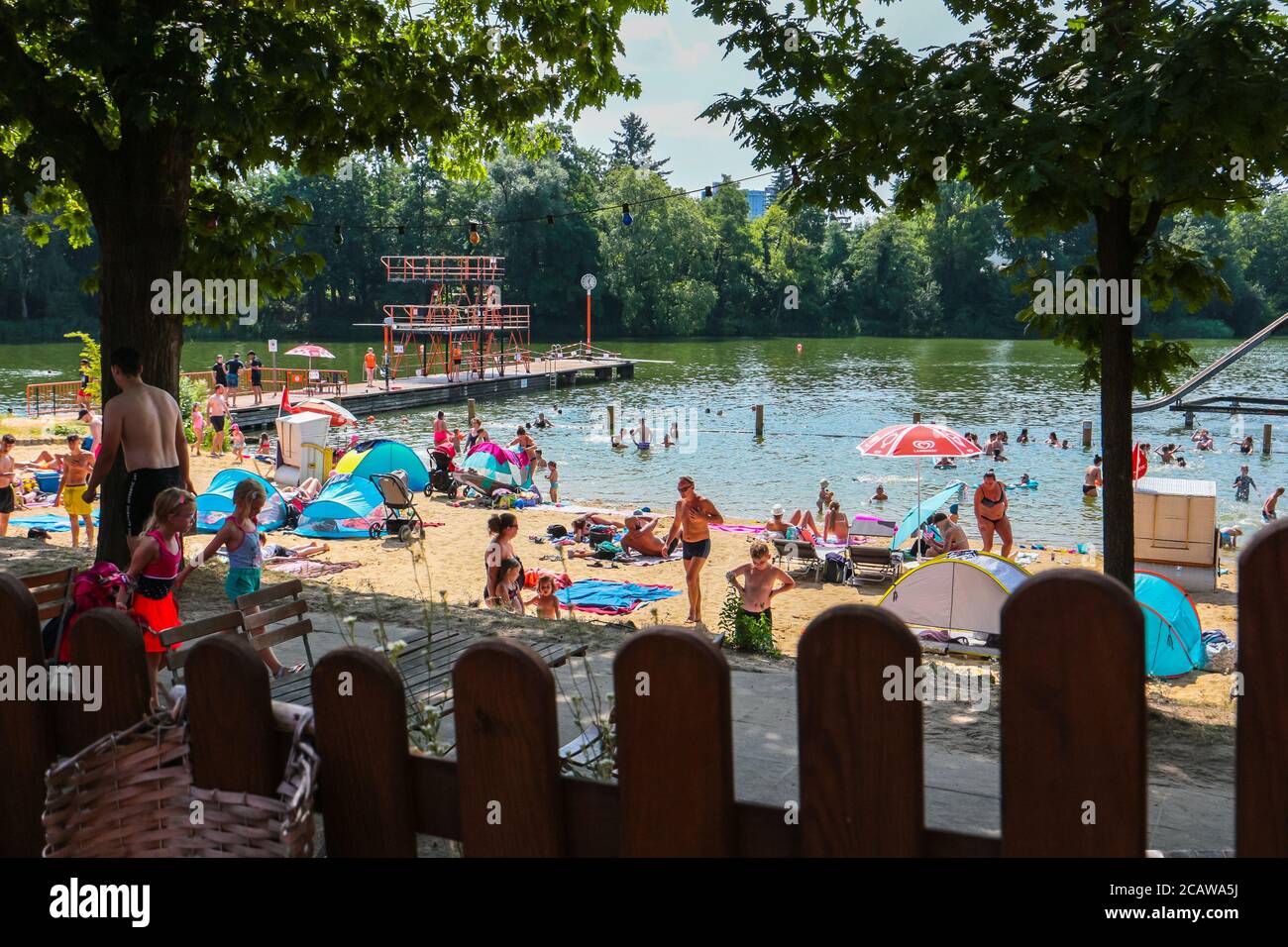 Strandbad Lübars Seestrand im Berliner Stadtteil Reinickendorf an einem heißen Sommertag während der Coronavirus-Krise in Deutschland. Stockfoto