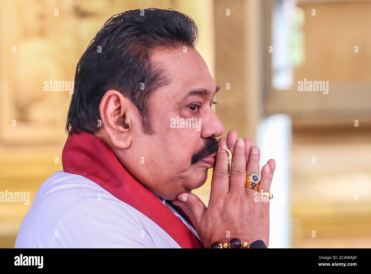 Colombo, westliche Provinz, Sri Lanka. August 2020. Der Premierminister von Sri Lanka, Mahinda Rajapaksa, während der Vereidigung im Kelaniya Buddhistischen Tempel in Colombo, Sri Lanka, 9. August 2020. Kredit: Pradeep Dambarage/ZUMA Wire/Alamy Live Nachrichten Stockfoto