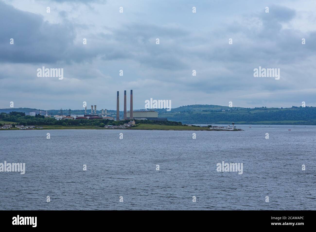 Die Küstenansicht von Port Larne, in Nordirland. An einem bewölkten Tag. Stockfoto