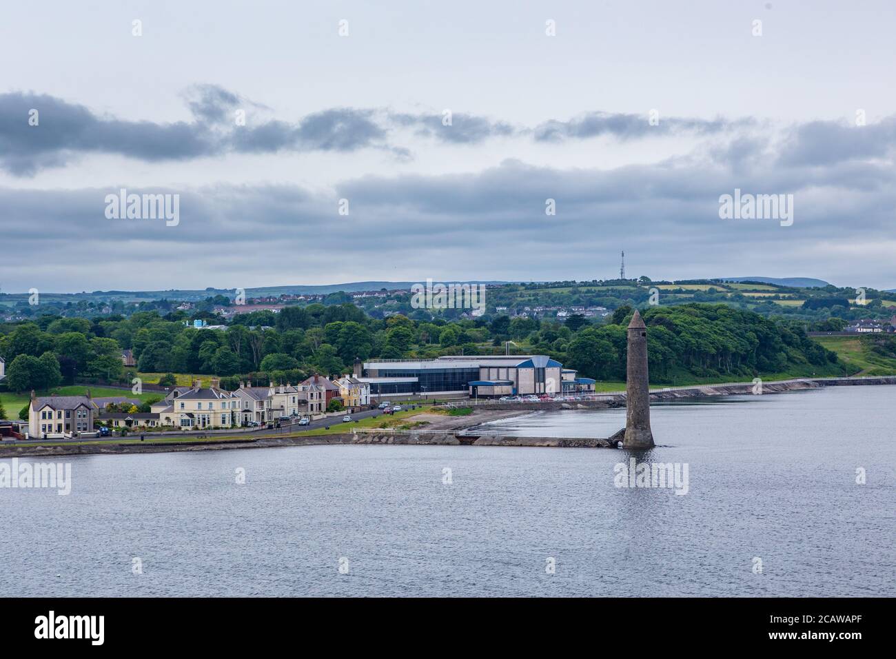 Die Küstenansicht von Port Larne, in Nordirland. An einem bewölkten Tag. Stockfoto