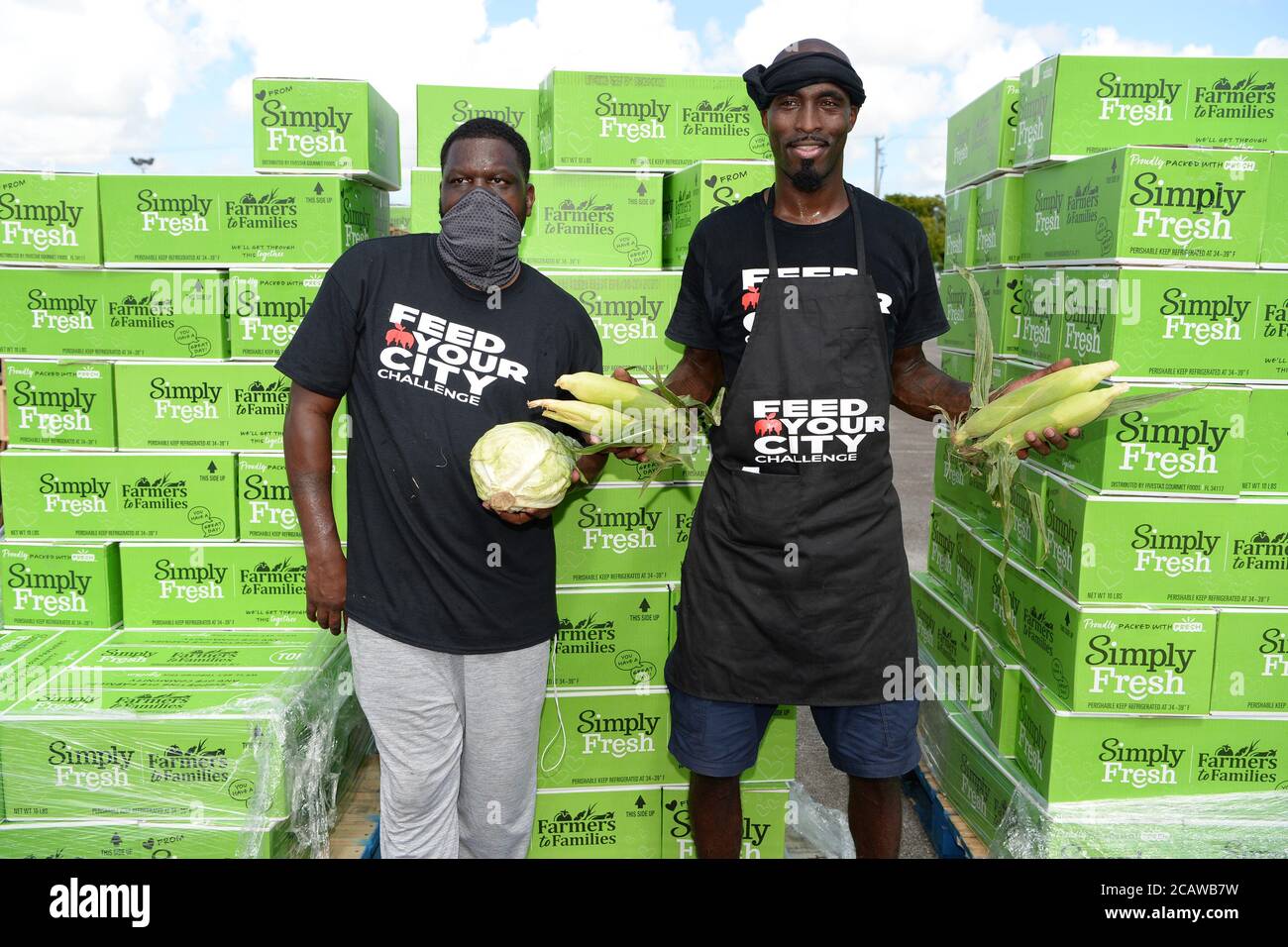 Miami Gardens Beach, FL, USA. August 2020. Tony Draper und pensionierter NBA-Star Ricky Davis bei der Feed Your City Challenge im Calder Casino, gegründet vom Musikmogul Tony Draper und pensionierten NBA-Star Ricky Davis, Die landesweite Feed Your City Challenge Kampagne liefert frische Lebensmittel und persönliche Schutzausrüstung für benachteiligte Gemeinden, die von der Coronavirus (COVID-19) Pandemie betroffen sind. Am 8. August 2020 in Miami Gardens, Florida. Quelle: Mpi04/Media Punch/Alamy Live News Stockfoto