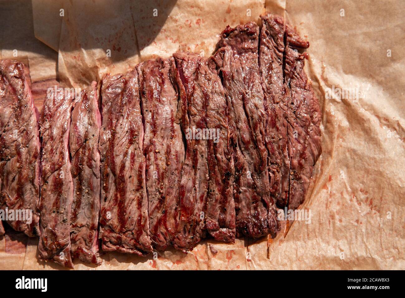 Traditionelle Grillsteak in Scheiben geschnitten Nahaufnahme Rindfleisch Bavette bereit zu essen, Stockfoto