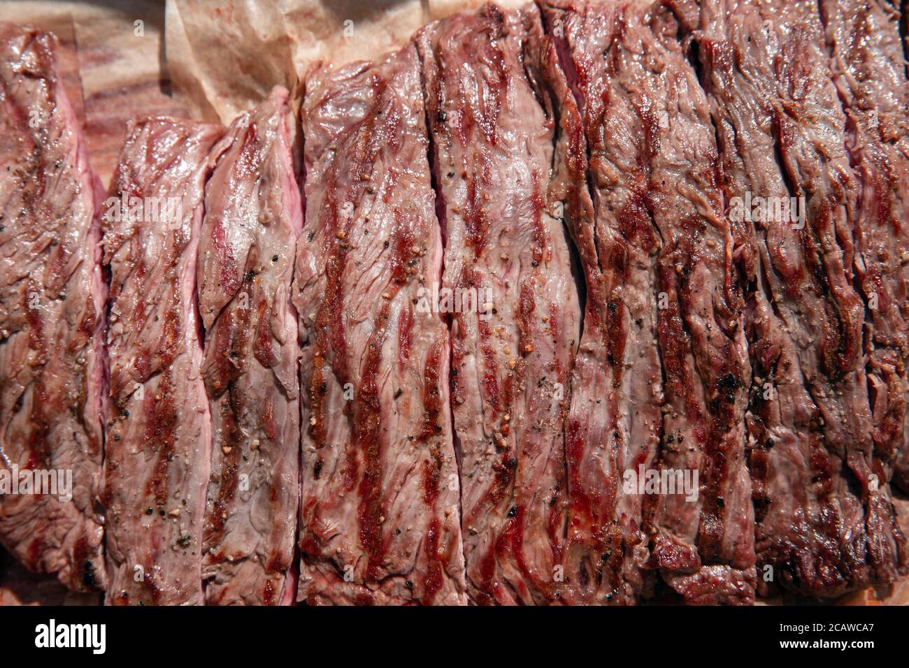 Traditionelle Grillsteak in Scheiben geschnitten Nahaufnahme Rindfleisch Bavette bereit zu essen, Stockfoto