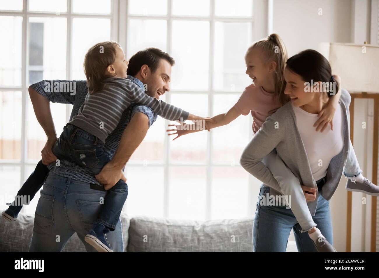 Überglücklich Eltern genießen Spaß Zeit mit kleinen Kindern zu Hause. Stockfoto