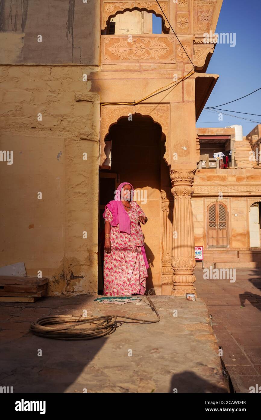 Jaisalmer / Indien - 19. März 2020: Indische Frau in Jaisalmer mit historischem Gebäude von schöner Architektur Stockfoto