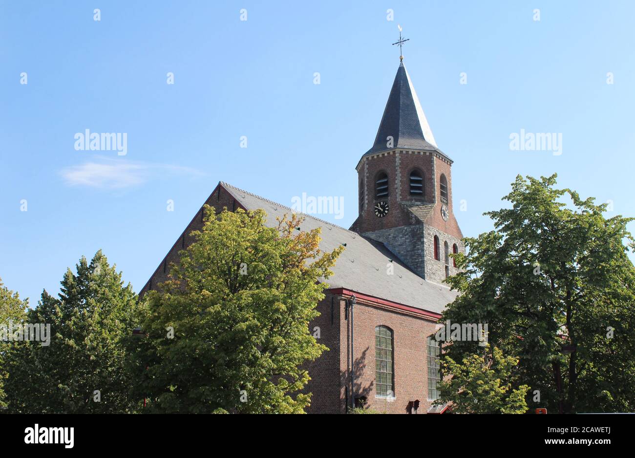 Das Äußere der restaurierten Kirche St. Martins (Sint Martinuskerk) in Deinze, in Ostflandern, Belgien, an einem sonnigen Sommertag. Stockfoto