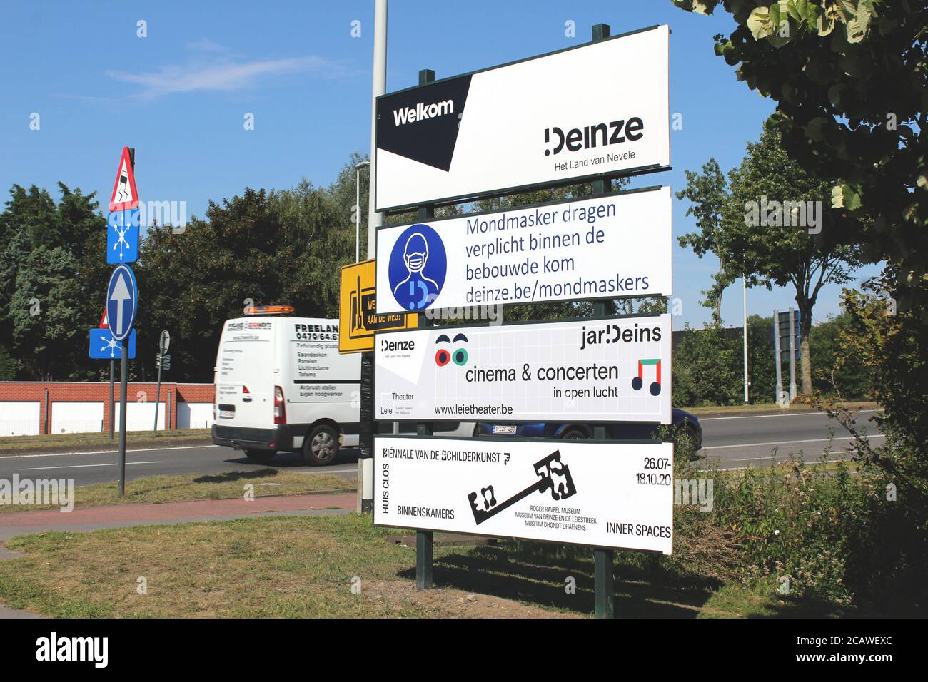 DEINZE, BELGIEN, 8. AUGUST 2020: Zeichen, das auf Niederländisch besagt, dass das Tragen von Mundmasken in der bebauten Gegend von Deinze obligatorisch ist. Vorschriften zu Stockfoto
