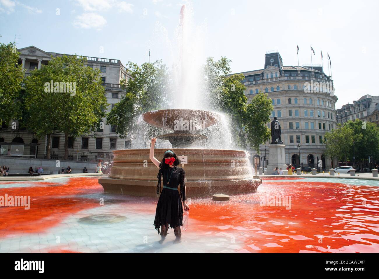 Extinction Rebellion Aktivisten färben Brunnen auf Trafalgar Square, London, während eines Protestes in Solidarität mit indigenen Gemeinschaften in Brasilien, die an Covid-19 sterben. Stockfoto