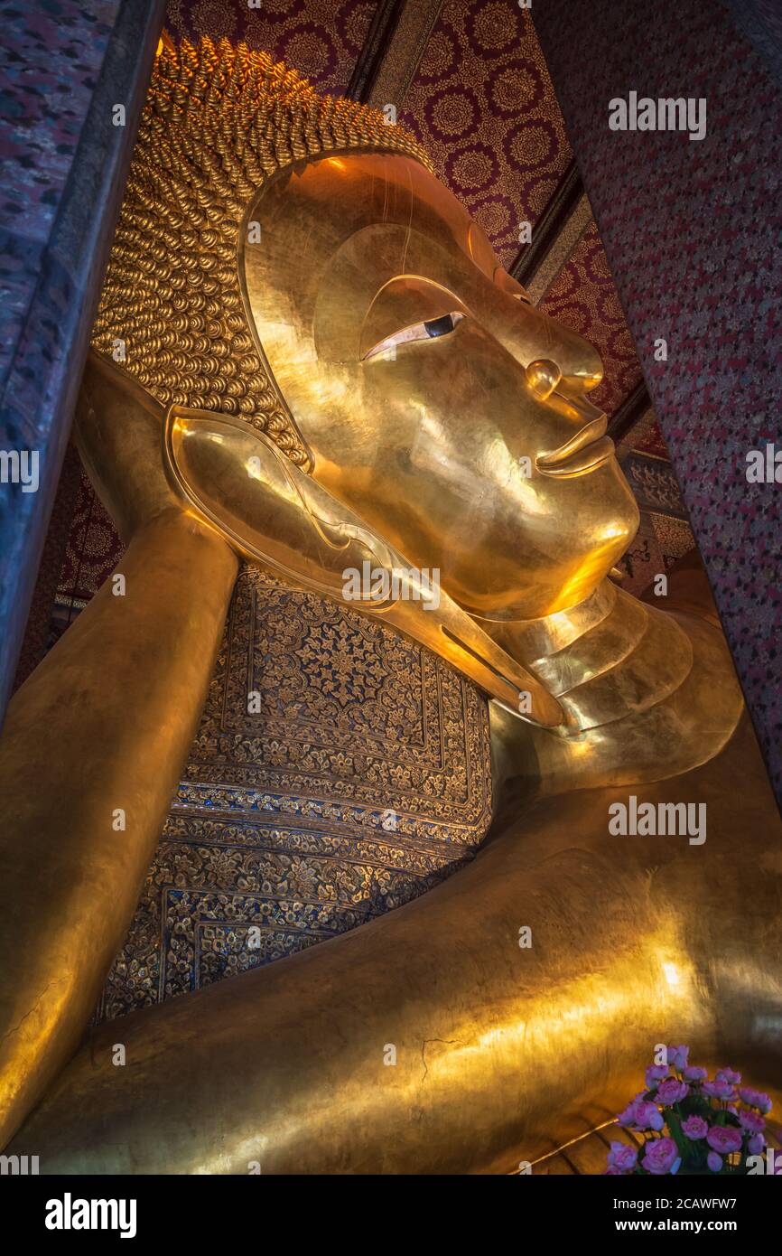 Liegender Buddha am Wat Pho Tempel in Bangkok, Thailand. Stockfoto
