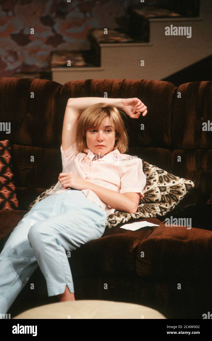 THE RISE AND FALL OF LITTLE VOICE von Jim Cartwright Musik: Terry Davies Design: William Dudley Beleuchtung: Mick Hughes Bewegung: Jane Gibson Regie: Sam Mendes Jane Horrocks (Little Voice) Cottesloe Theatre, National Theatre (NT), London SE1 16/06/1992 (c) Donald Cooper Stockfoto