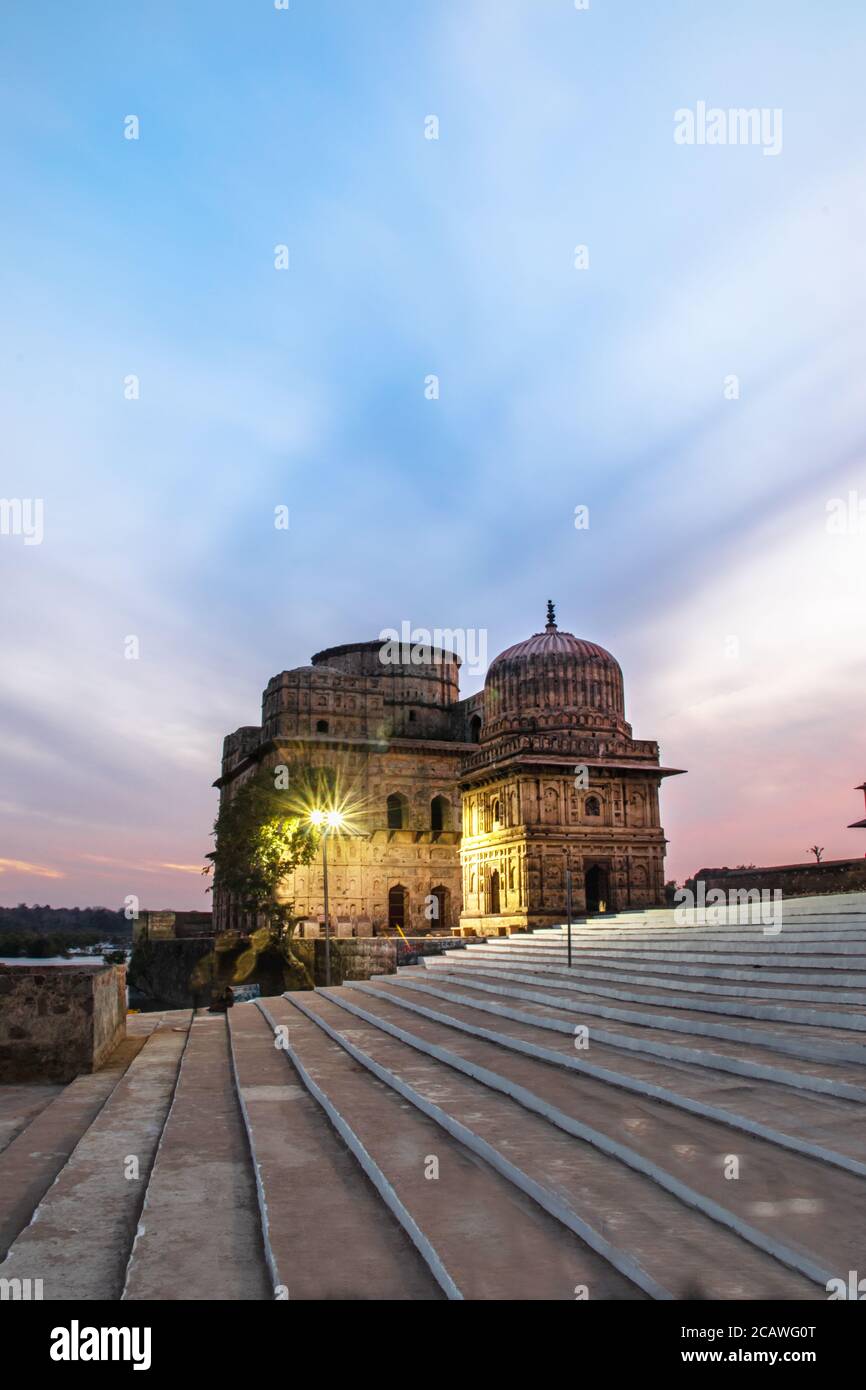 Cenotaphs auf den Ufern des Betwa Flusses in Orchha, Madhya Pradesh. Stockfoto