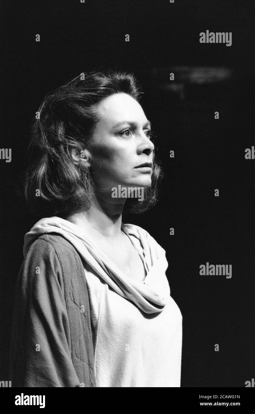 ROSMERSHOLM von Henrik Ibsen Design: Jenny Tiramani Beleuchtung: Jon Linstrum Regie: Annie Castledine Francesca Annis (Rebecca West) The Young Vic, London SE1 23/09/1992 (c) Donald Cooper Stockfoto