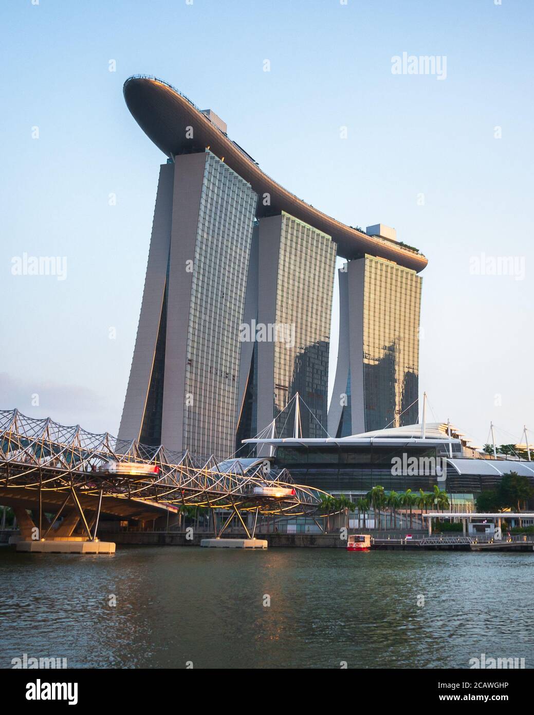 Singapur - 09. November 2020: Singapur ikonische Skyline, mit dem Sands Resort, dem ArtScience Museum, dem Central Business District. Stockfoto
