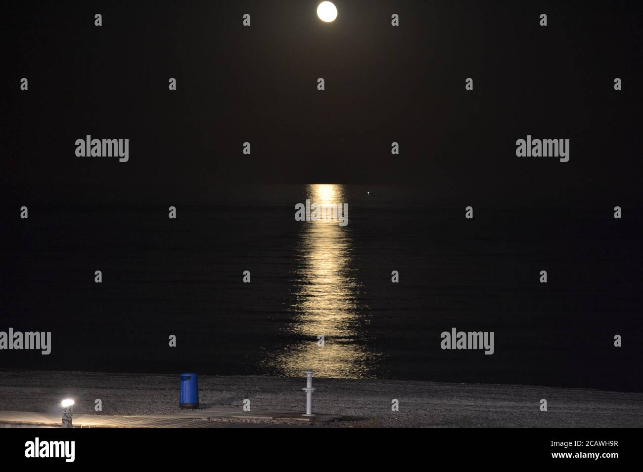 Der Mond, der über dem Horizont des Mittelmeers aufsteigt. Foto vom Strand von Benicasim in Castelln Stockfoto