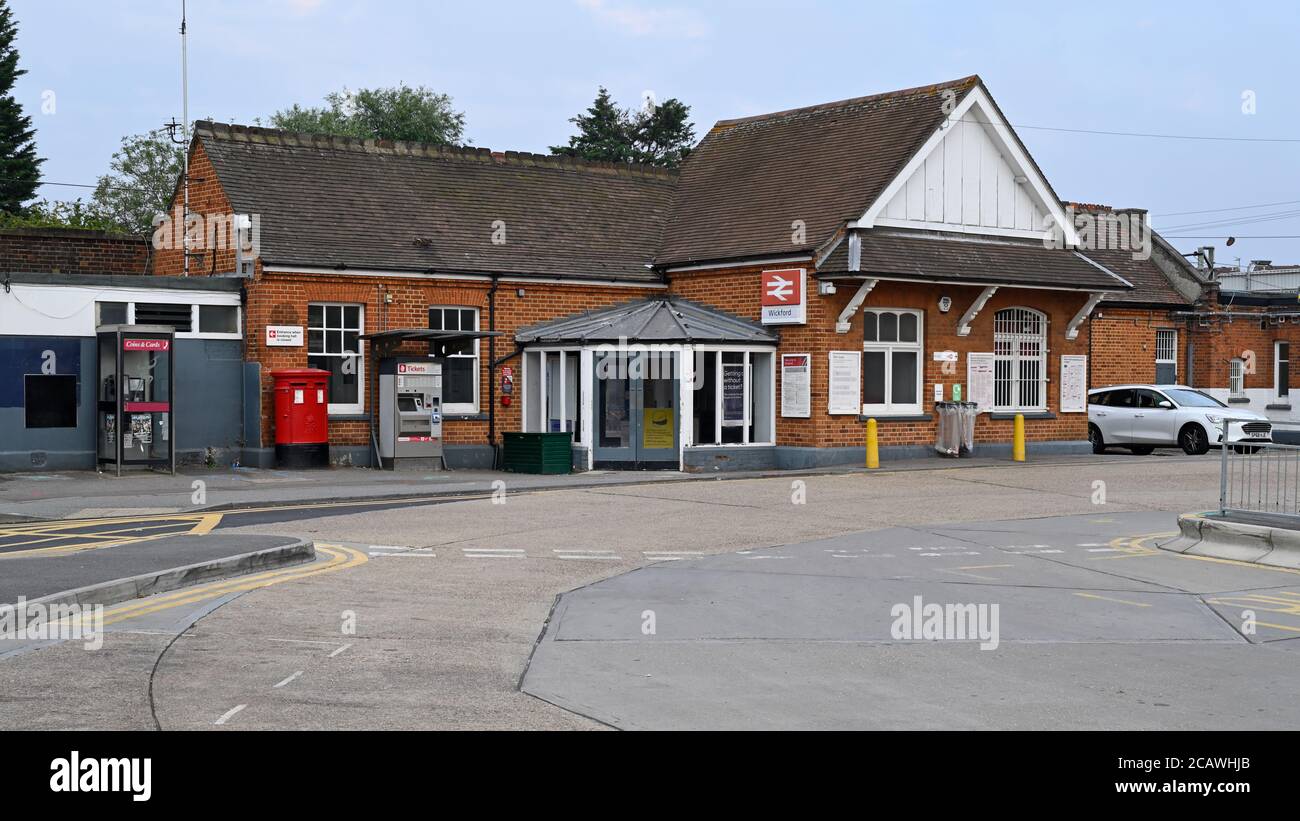 Der Bahnhof und der Eingang der Buchungshalle am Bahnhof nähern sich in der Stadt Wickford, Essex in Essex. Bahnhof jetzt abgerissen (2021). Stockfoto