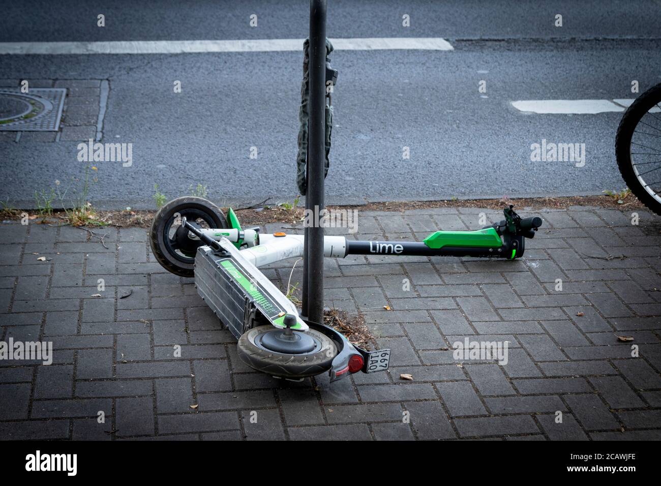 Köln, NRW, Deutschland 08 08 2020, gefallener Roller zum Mieten auf einem Bürgersteig an einer Stadtstraße, Kalk Stockfoto
