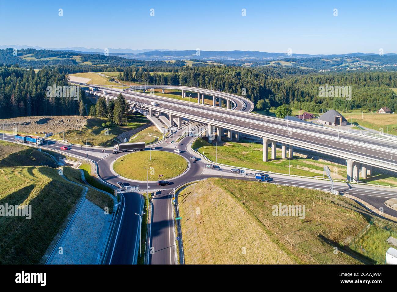 Neue Autobahn in Polen auf der Nationalstraße Nr. 7, E77, genannt Zakopianka. Überführung Kreuzung mit einem Kreisverkehr, Zufahrtsstraßen und Viadukte in der Nähe von Skomiellna Stockfoto