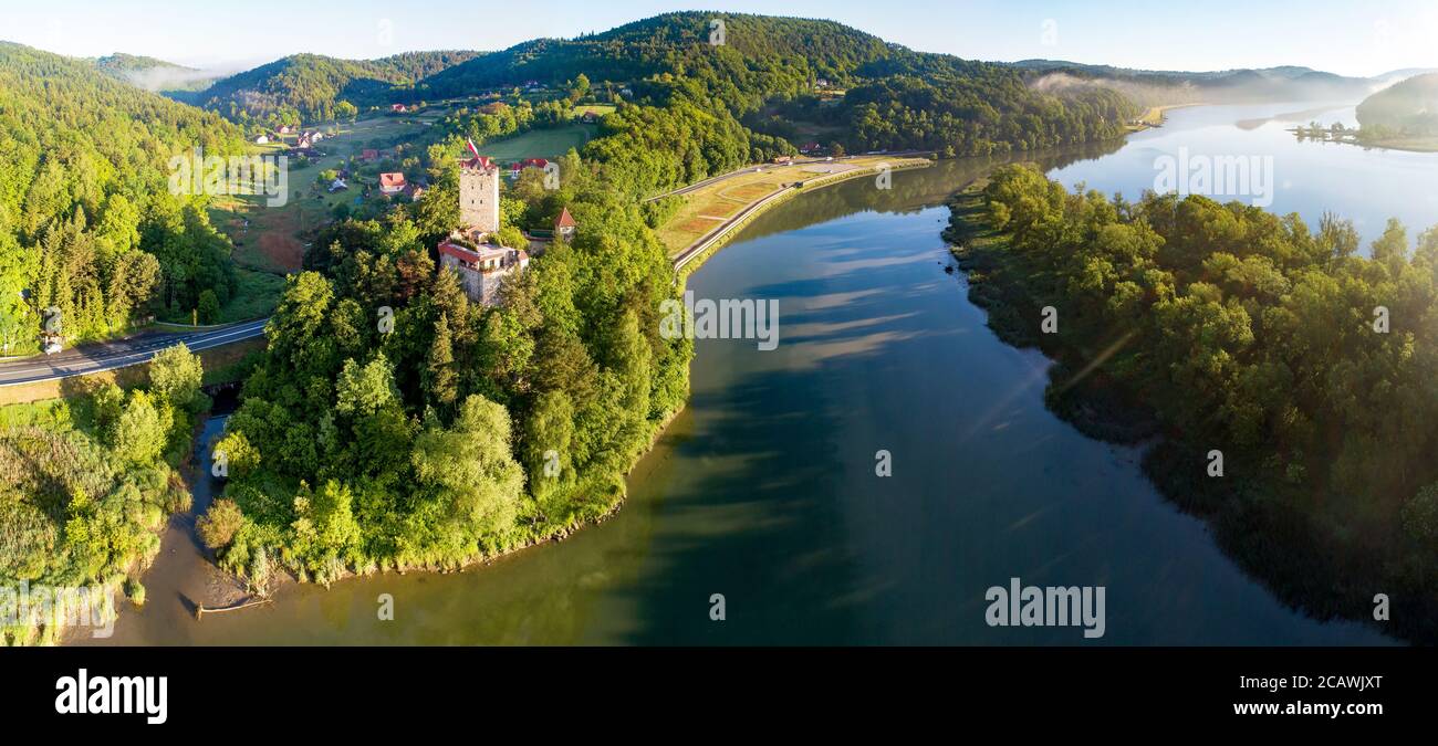 Mittelalterliche Burg Tropsztyn in Kleinpolen am Fluss Dunajec. Breites Luftpanorama im Sonnenaufgangslicht Stockfoto