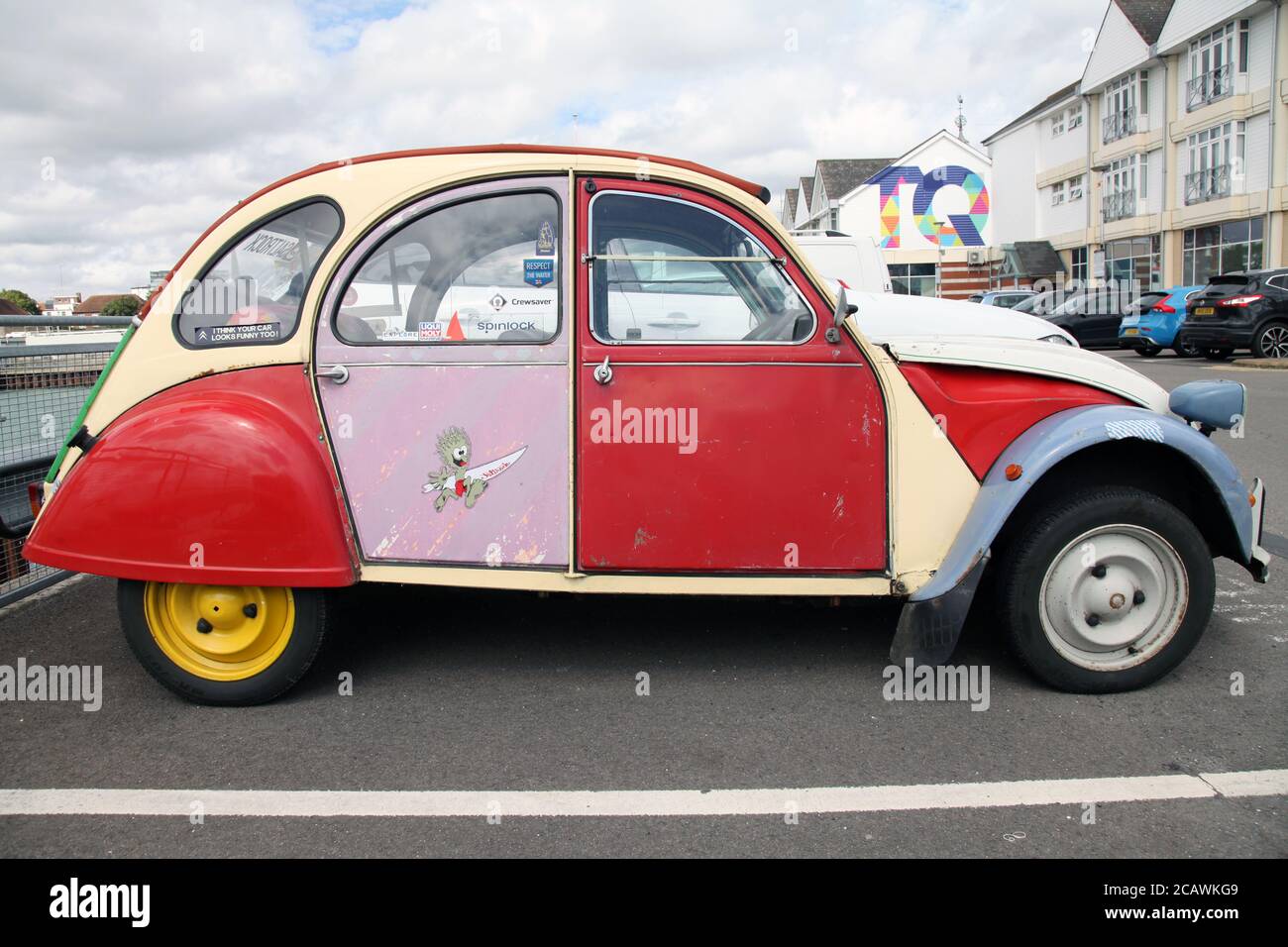 Old Citroën 'Citroen' 2CV Car, Travellers Car, Town Quay, Southampton, England, UK, August 2020 Stockfoto