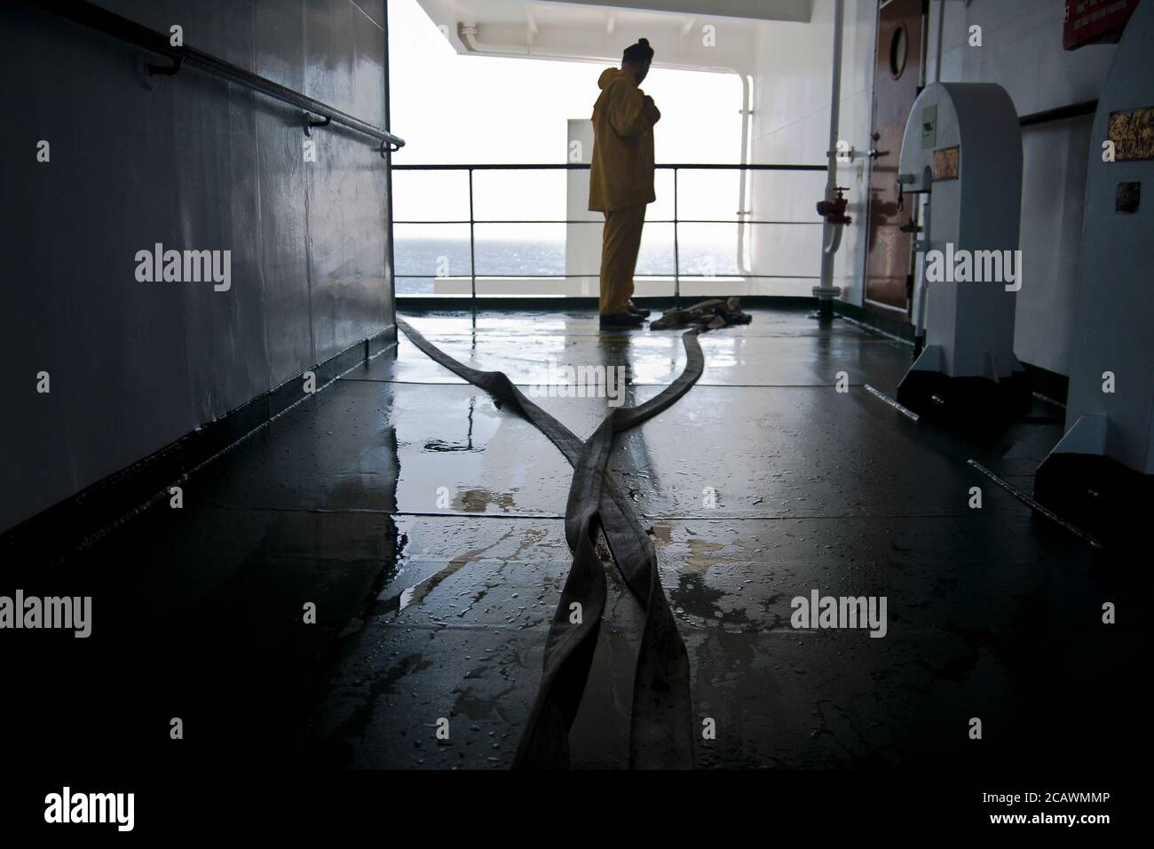 Seemann sauberes Schiff mit Löschschlauchwasser Stockfoto