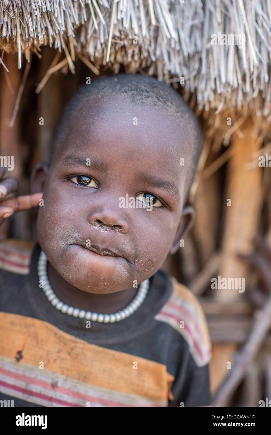 Porträt eines Karamojong-Jungen in seinem Dorf, Moroto District, Uganda Stockfoto
