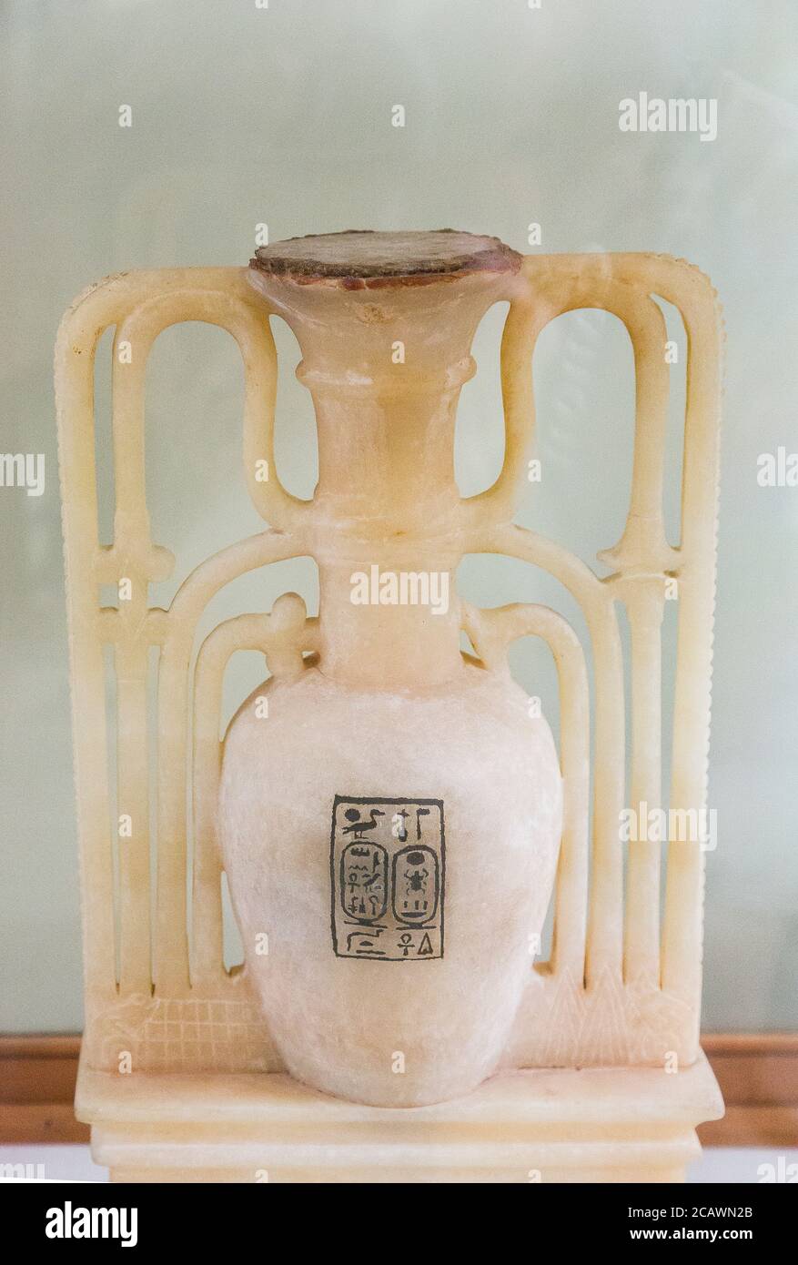 Ägypten, Kairo, Tutanchamon Alabaster, aus seinem Grab in Luxor : unguente Vase mit Kartuschen von Tutanchamun, Lotus- und Papyrusblüten. Stockfoto