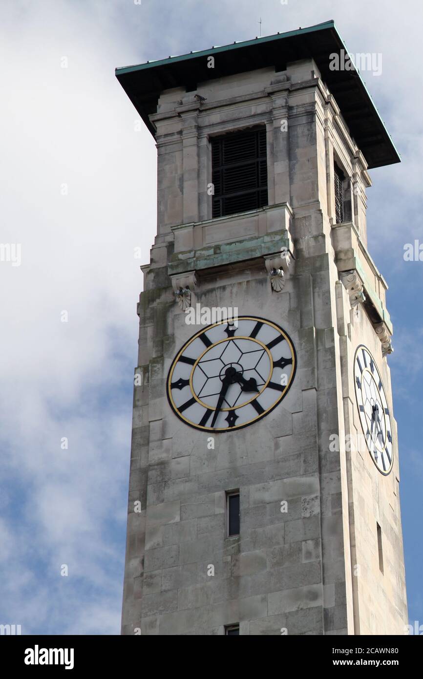 Kimber's Tower, ein Steinuhrturm im Southampton Civic Center, entworfen vom Architekten Ernest B. Webber, City of Southampton, England, UK, August 2020 Stockfoto