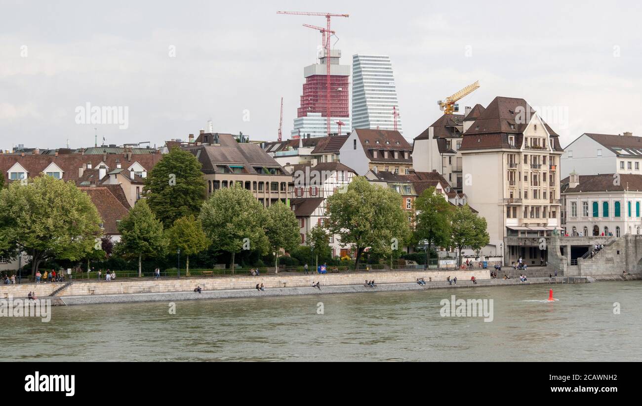 Blick auf das Basler Viertel mit alten und modernen Gebäuden Stockfoto